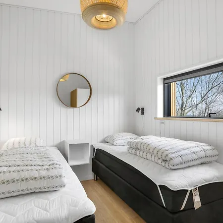 4 Bedroom Beautiful In Semesterbostad *