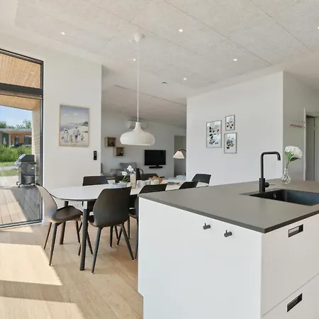 4 Bedroom Beautiful In Semesterbostad Allinge-Sandvig